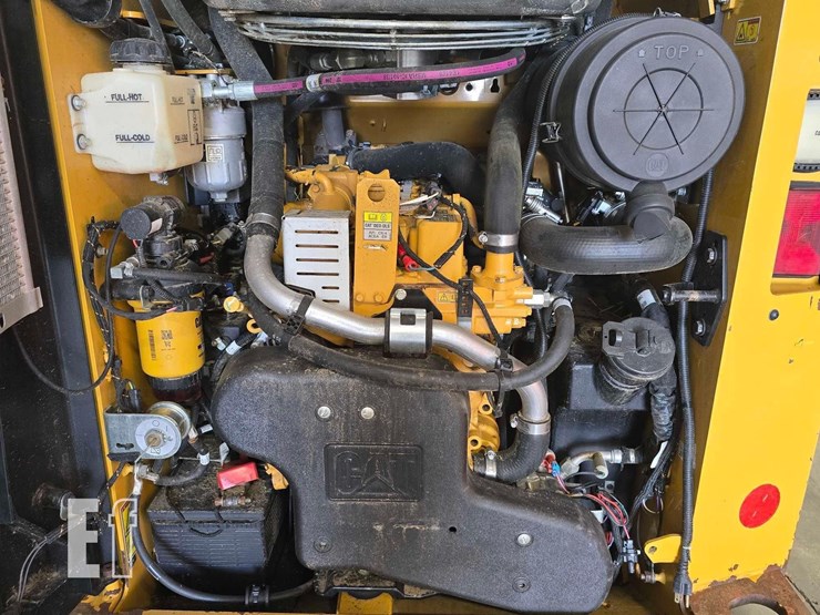 2021-caterpillar-242d3-image-24