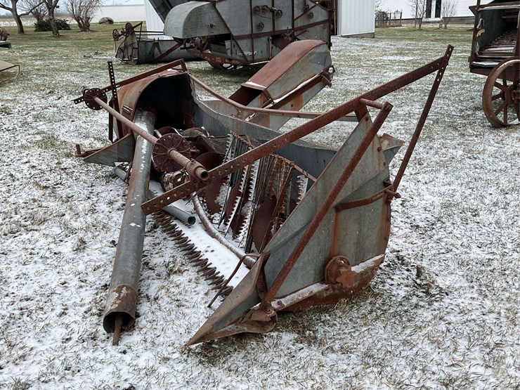 fordson-with-mounted-gleaner-combine-image-51