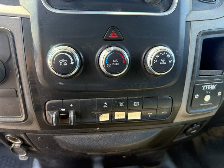 #1061-•-2016-ram-5500-heavy-duty-service-truck-image-39