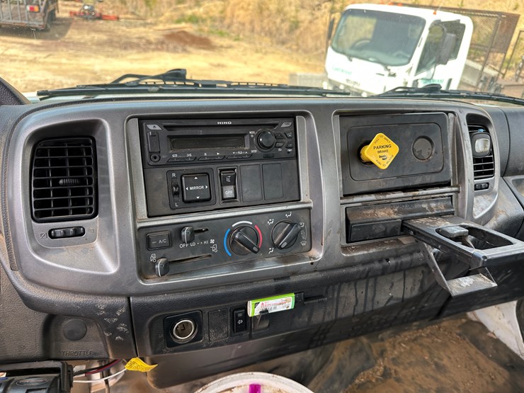 2020-hino-268-image-23