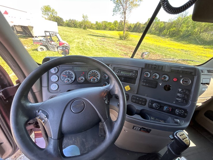 2015-freightliner-cascadia-125-image-14