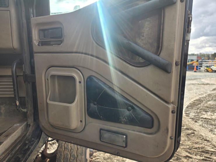 2014-massey-ferguson-8-image-52