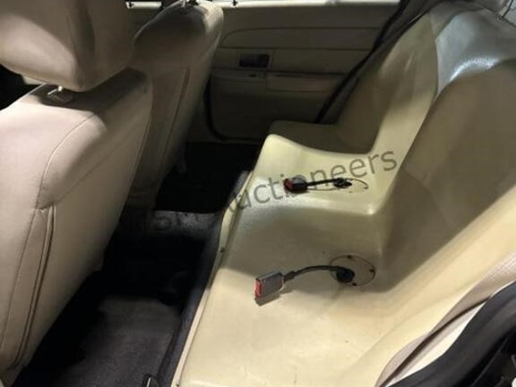 2011-ford-crown-victoria-sdn-image-24