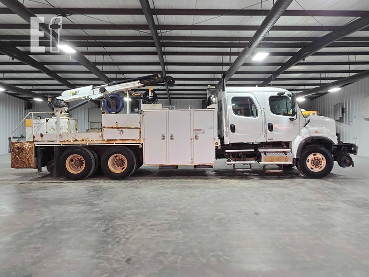 2012-freightliner-m2-106-image-6