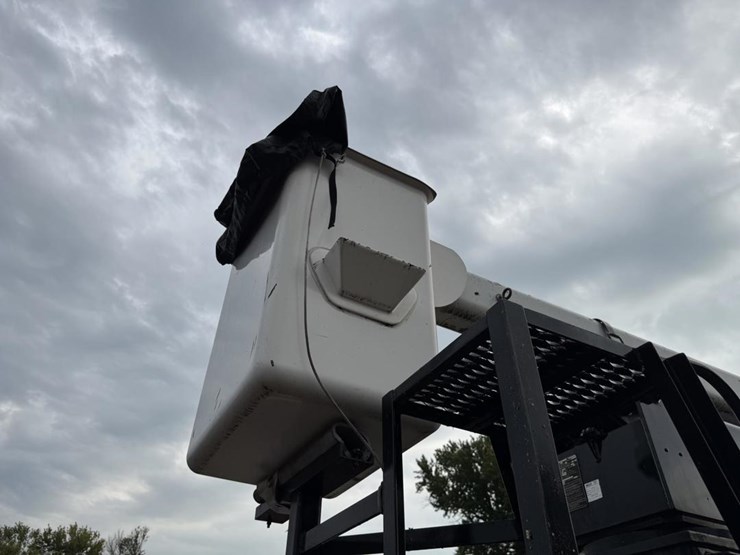 2003-peterbilt-330-image-27