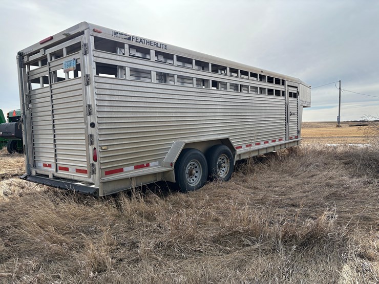 2005-featherlite-8127-livestock-trailer-image-4