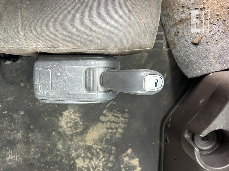 2015-volvo-vnl62t630-image-32