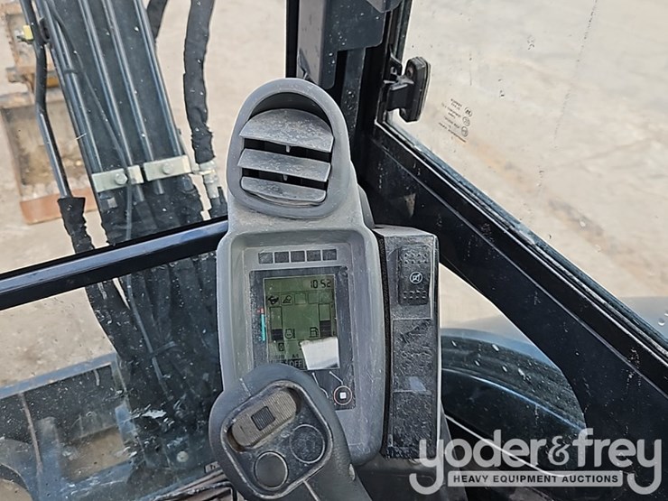 2022-deere-35g-image-35