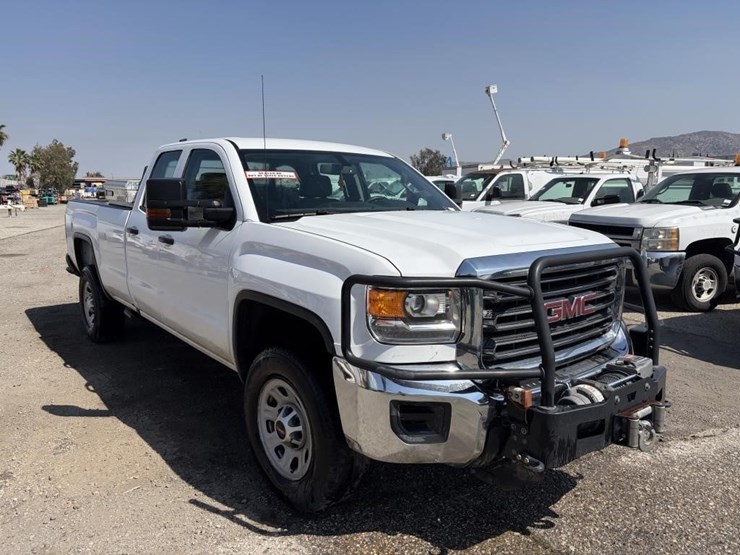2017-gmc-sierra-3500-image-2