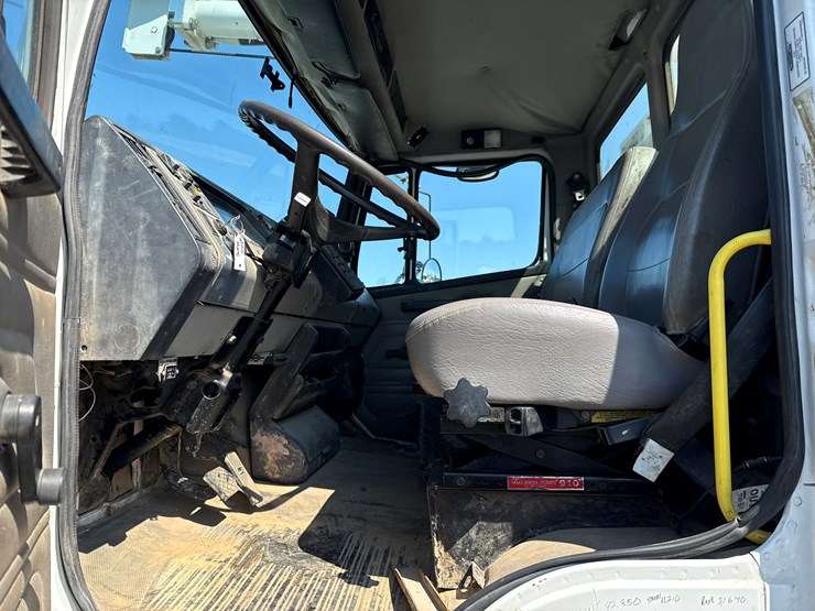 2002-freightliner-fl80-image-50