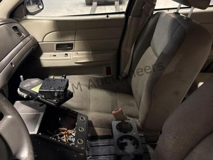 2011-ford-crown-victoria-sdn-image-21