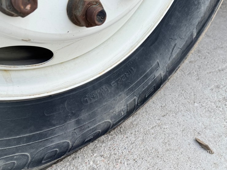 2023-freightliner-m2-106-image-35