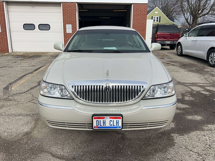 2005-lincoln-town-car-image-8