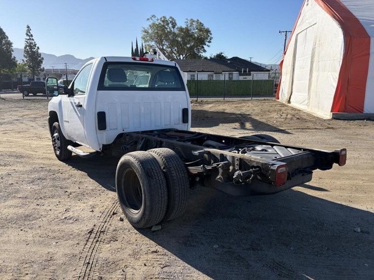 2011-chevrolet-3500-image-4