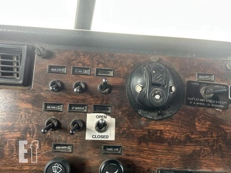 1997-peterbilt-357-image-22