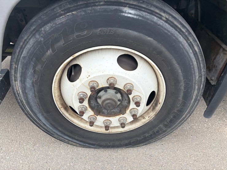 2005-gmc-t7500-image-111