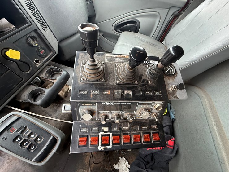 #1052-•-2007-international-7600sfa-tri-axle-dump-truck-image-31