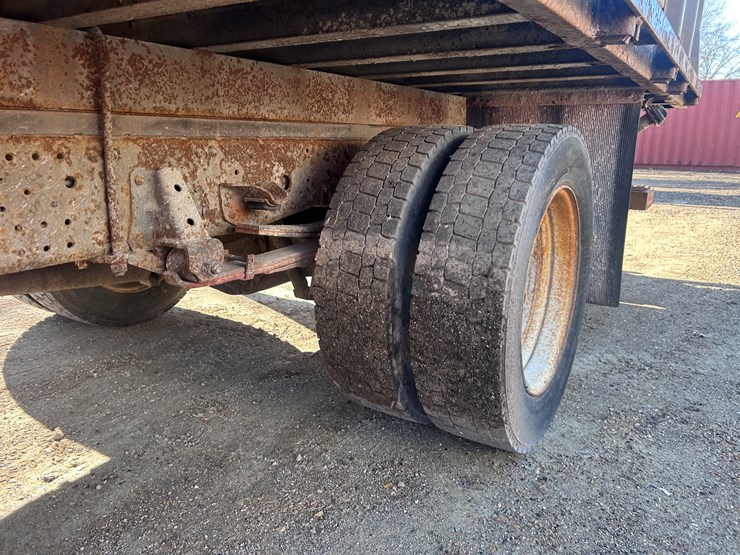 2012-isuzu-npr-image-32