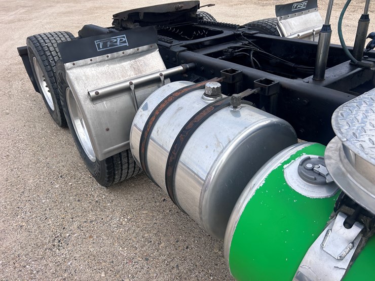 1999-peterbilt-379-image-26