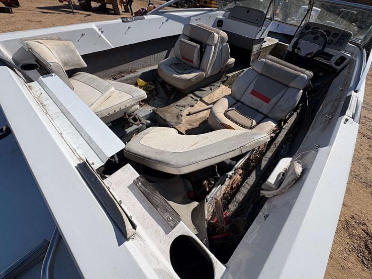 four-winns-"180-freedom"-ski-boat-w/-trailer-image-19