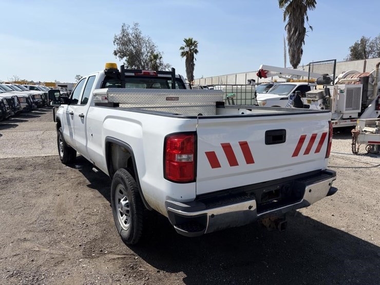 2017-gmc-sierra-3500-image-4