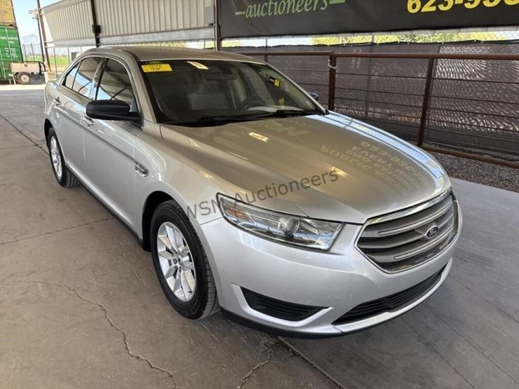 2013-ford-taurus-sdn-image-2