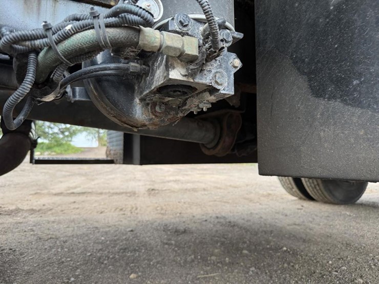 2003-peterbilt-330-image-42