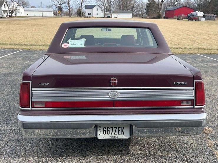 1989-lincoln-town-car-image-4