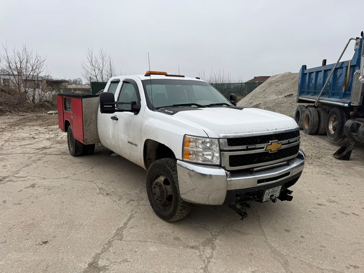 2012-chevrolet-3500-image-3