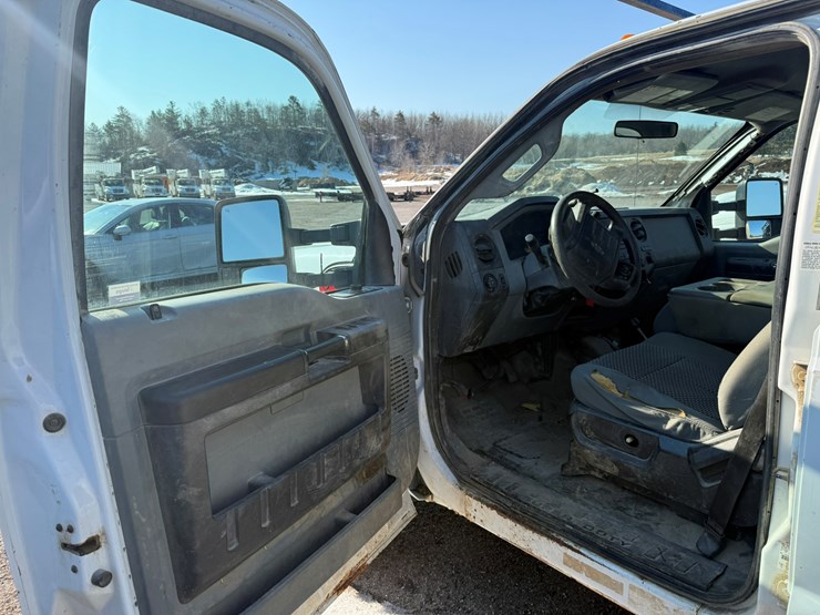 2012-ford-f550-xl-image-43