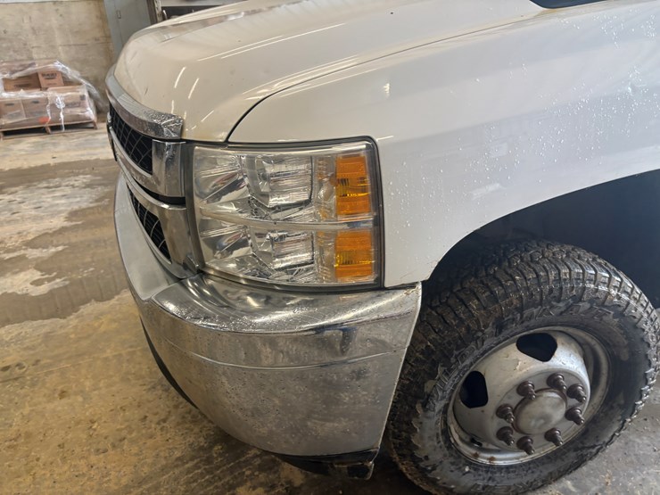 2013-chevrolet-3500-image-12