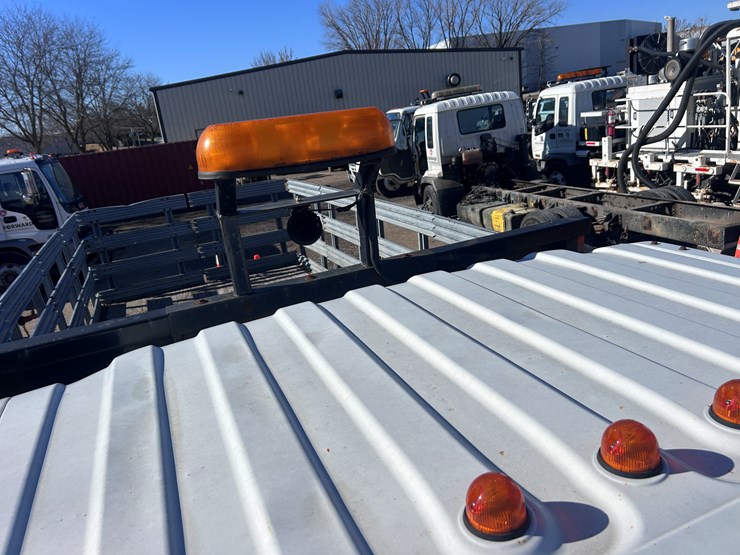 2012-isuzu-npr-image-37