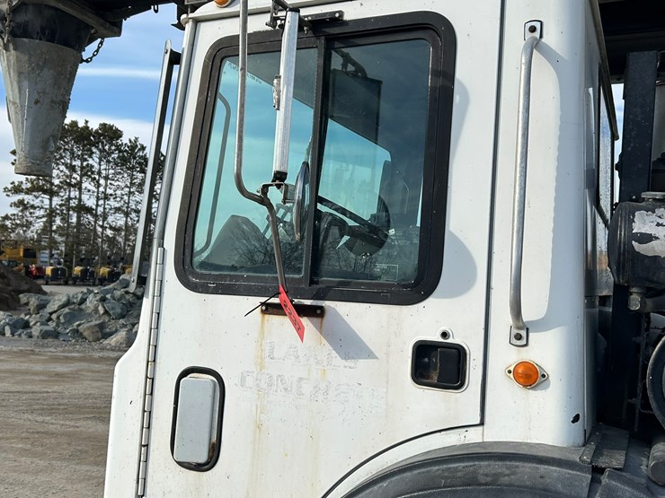 #2237-•-2006-mack-tri-axle-concrete-placement-truck-image-63