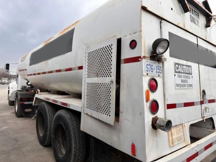 2008-peterbilt-335-image-3