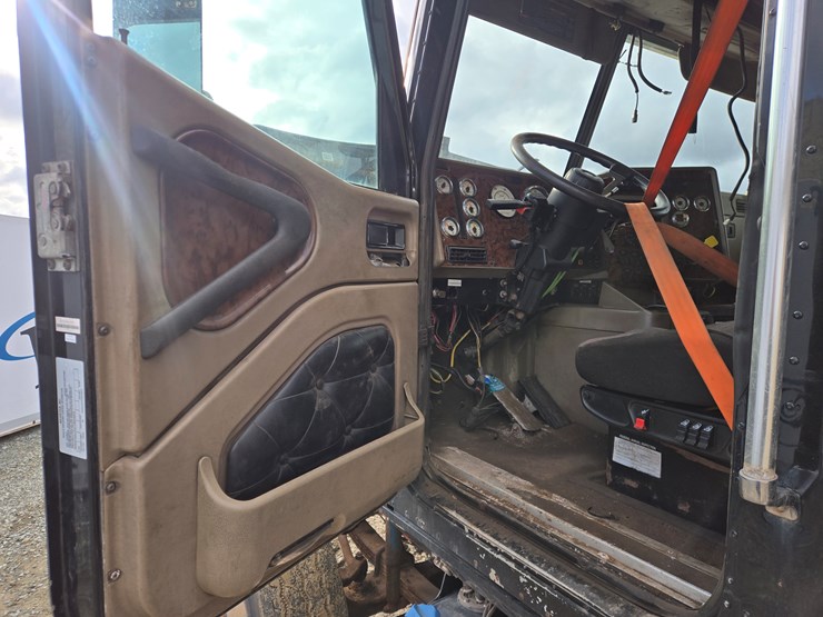 2014-massey-ferguson-8-image-49