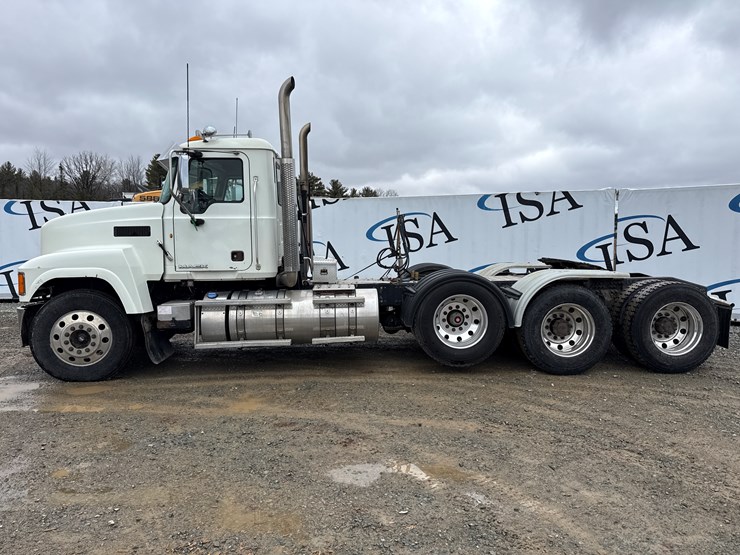 2014-massey-ferguson-8-image-2