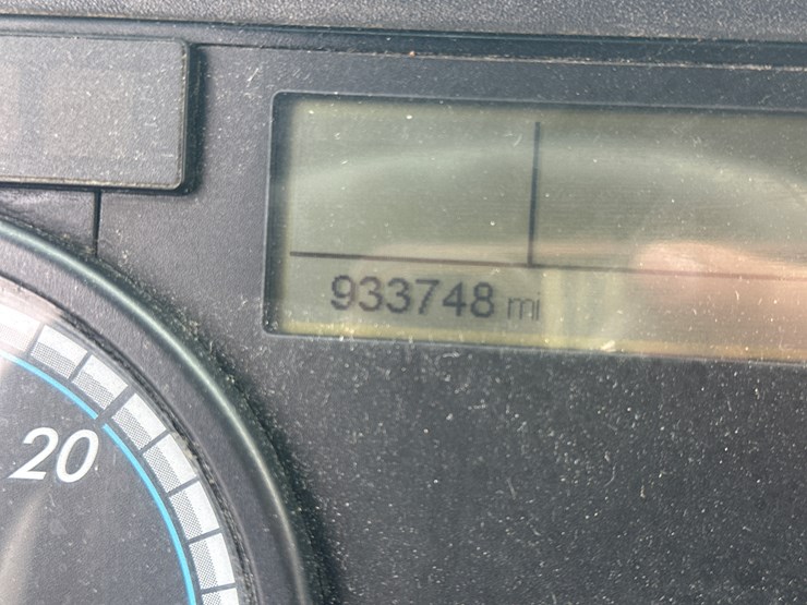 2017-massey-ferguson-8-image-35