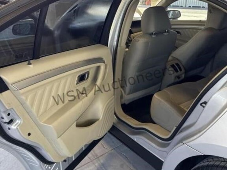 2013-ford-taurus-sdn-image-23