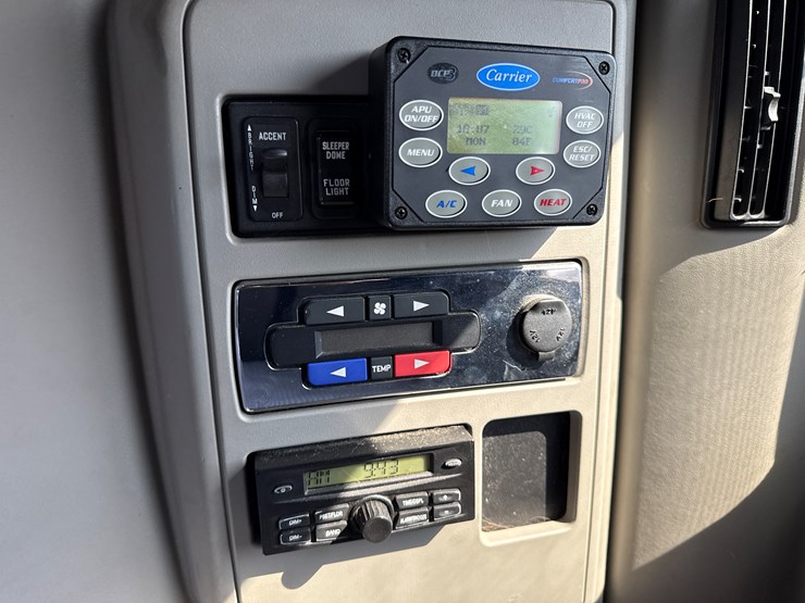 #2199-•-2020-international-a26-sleeper-cab-truck-tractor-image-76