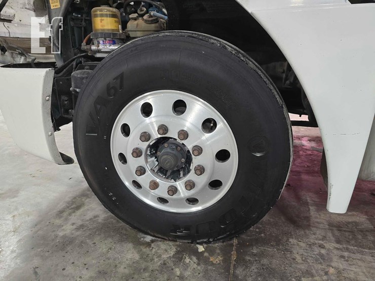 2009-freightliner-columbia-120-image-28