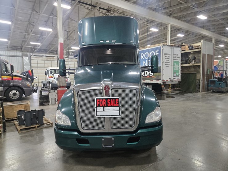 2017-kenworth-t680-image-8