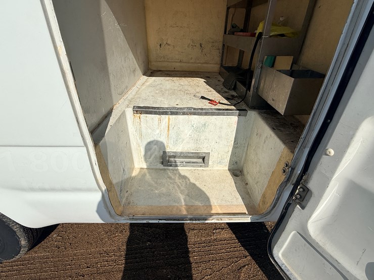 2004-isuzu-npr-image-28