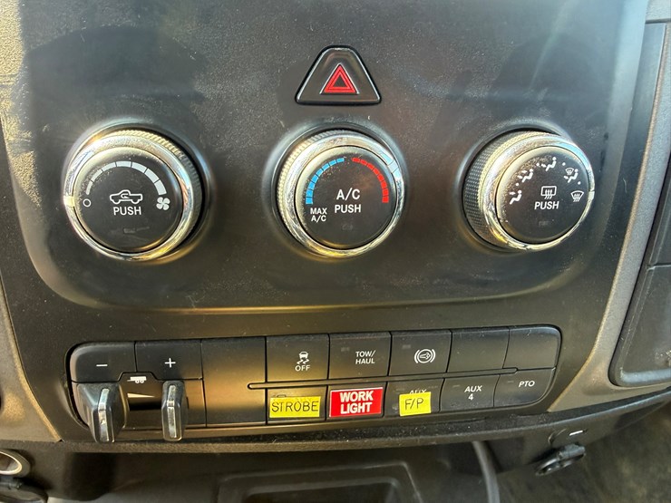 #1060-•-2015-ram-5500-heavy-duty-service-truck-image-35