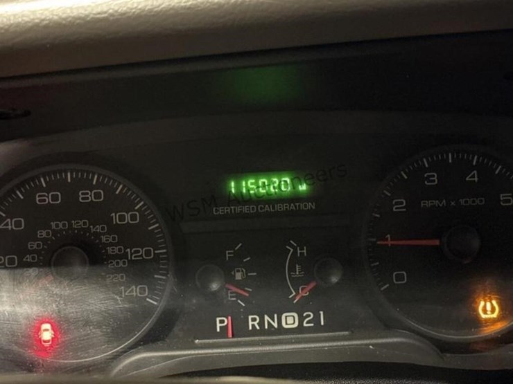 2011-ford-crown-victoria-sdn-image-18