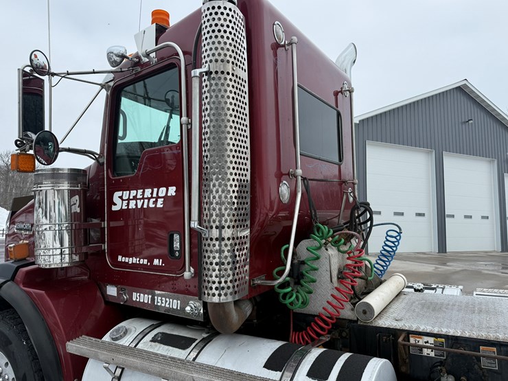 2011-kenworth-t800-image-15