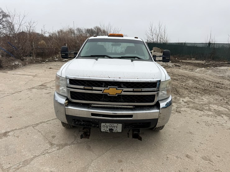 2012-chevrolet-3500-image-2