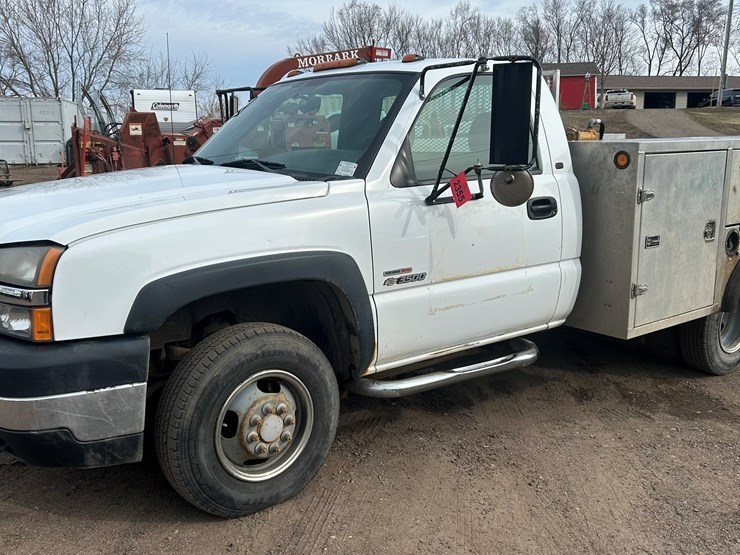 2004-chevrolet-3500-image-1