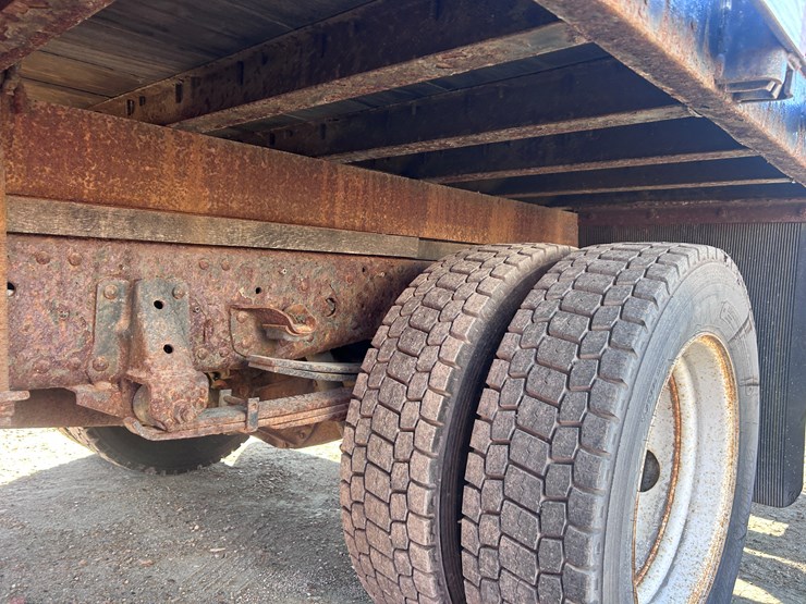 2013-isuzu-npr-image-30