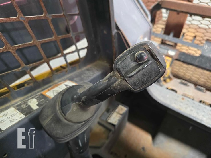 2015-deere-318e-image-16