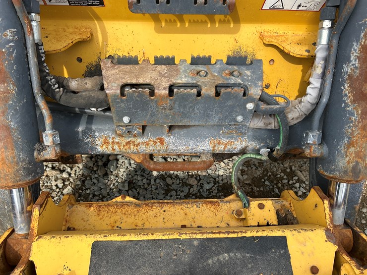 2020-deere-332g-image-17